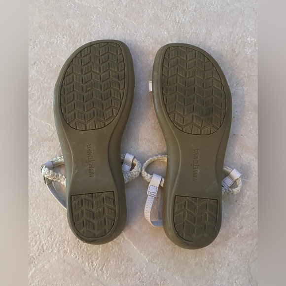 Women’s Size 6.5 Minnetonka White Strappy Sandals - Picture 7 of 11